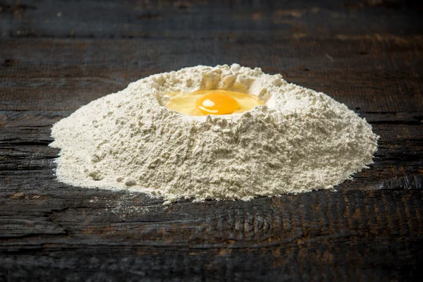 Fundo de cozimento com ovo e farinha — Fotografia de Stock