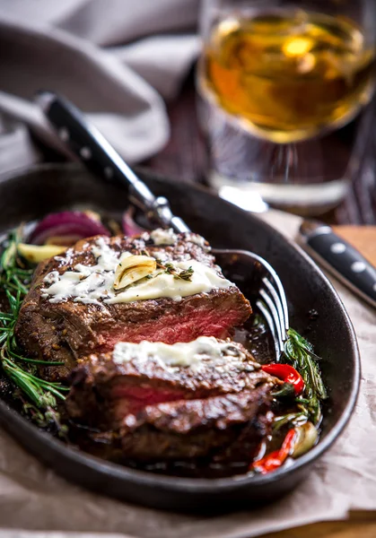 Gesunde magere gegrillte mittel-seltene Steaks und Gemüse — Stockfoto