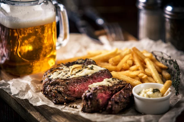 Bife médio-raro grelhado magro saudável com batatas fritas, cerveja — Fotografia de Stock