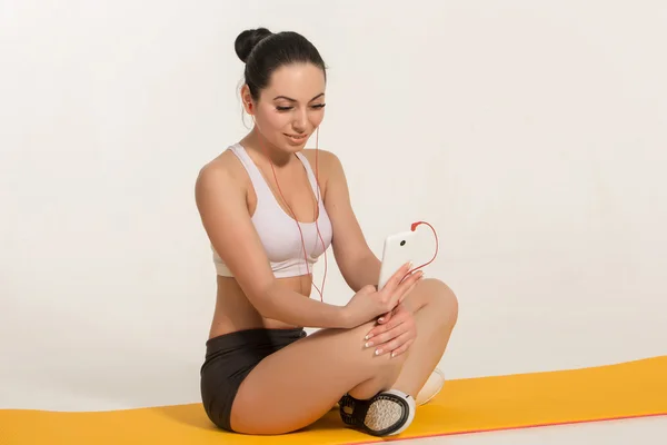 Brunette met fit lichaam op yoga mat — Stockfoto