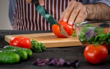 Erkek kesme sebze salatası için eller