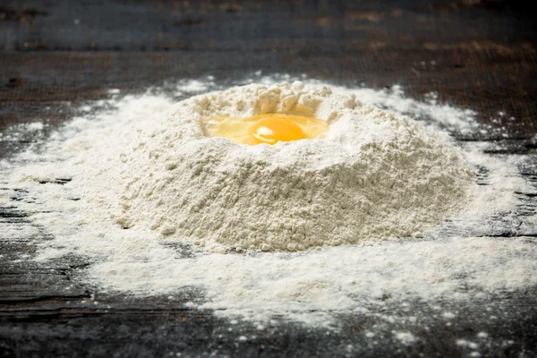 Fundo de cozimento com ovo e farinha — Fotografia de Stock