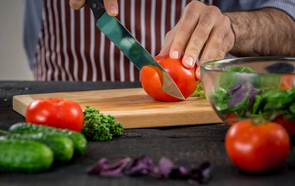 Manos masculinas cortando verduras para ensalada — Foto de Stock