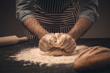 Erkek el hamur yoğurmak.