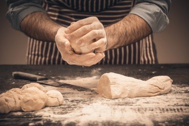 Erkek el hamur yoğurmak.