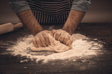 Erkek el hamur yoğurmak.