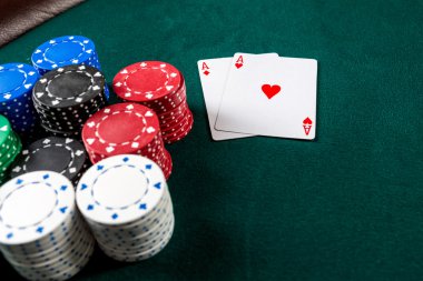 Poker oynamak. Yongaları ve kartları