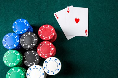 Poker oynamak. Yongaları ve kartları