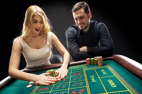 Pareja jugando a la ruleta gana en el casino . — Foto de Stock