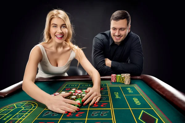 Casal jogando roleta ganha no cassino . — Fotografia de Stock