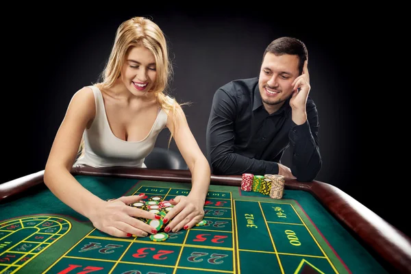 Pareja jugando a la ruleta gana en el casino . — Foto de Stock