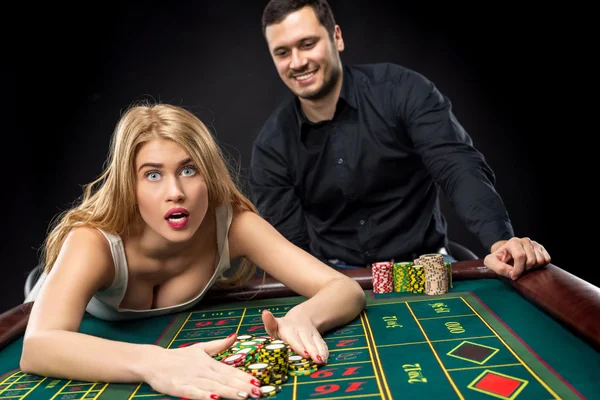 Pareja jugando a la ruleta gana en el casino . — Foto de Stock