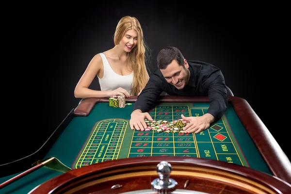 Paar spelen roulette bij het casino wint. — Stockfoto