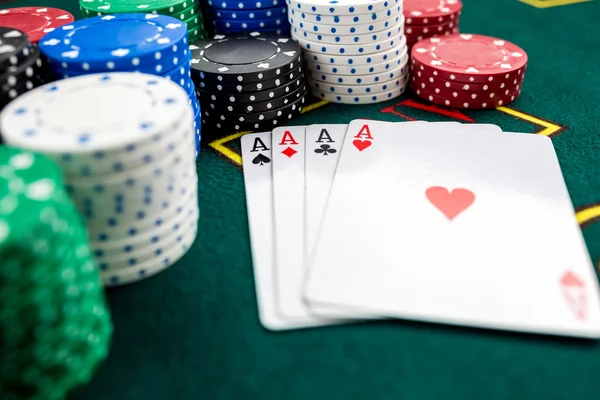 Poker spelen. Chips en kaarten — Stockfoto