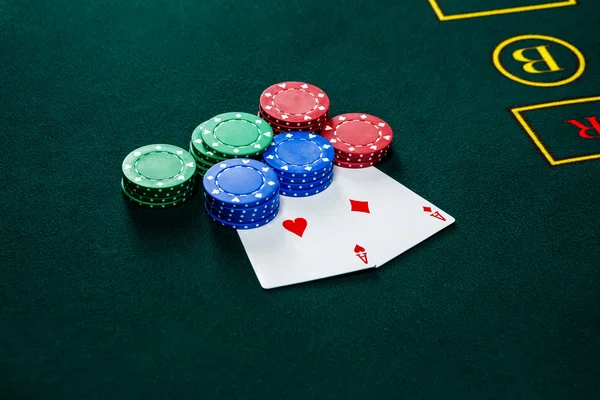 Jocul de poker. Chips și carduri — Fotografie, imagine de stoc