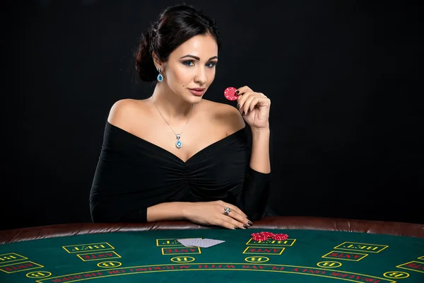 Sexy Frau mit Pokerkarten und Chips — Stockfoto