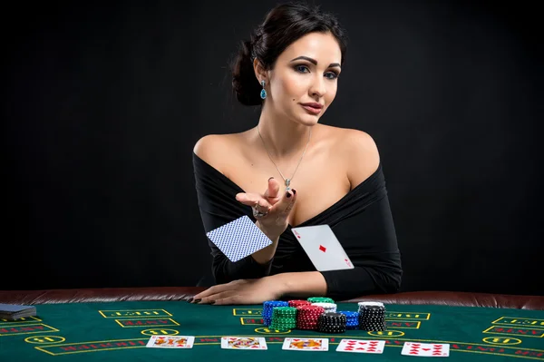 Mulher sexy com cartões de poker — Fotografia de Stock