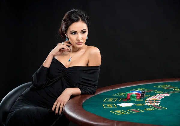 Mulher sexy com cartões de poker e fichas — Fotografia de Stock