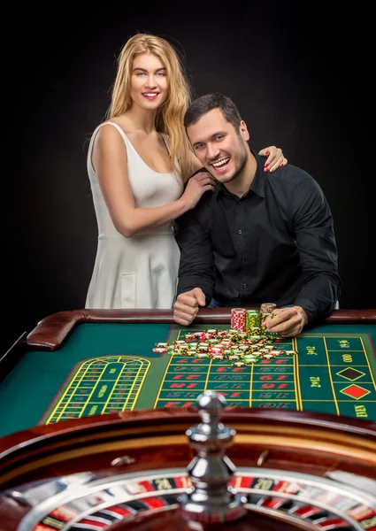 Pareja jugando a la ruleta gana en el casino . — Foto de Stock