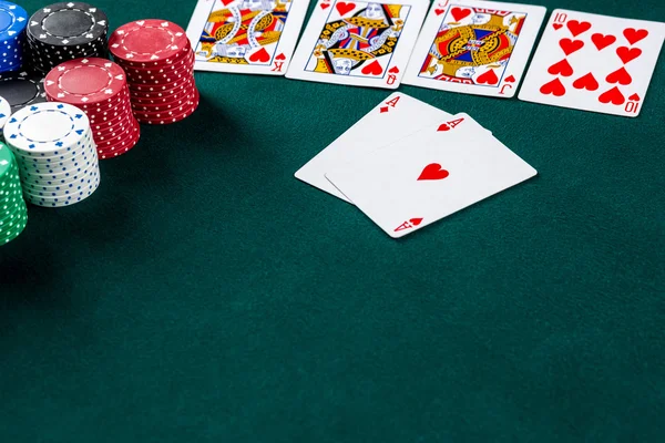 扑克牌的玩法。芯片和卡 — 图库照片