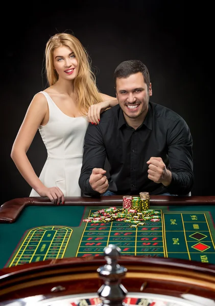 Pareja jugando a la ruleta gana en el casino . —  Fotos de Stock