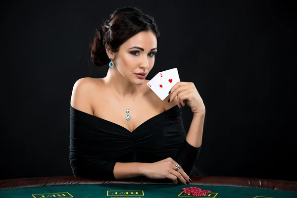 Sexy Frau mit Pokerkarten und Chips — Stockfoto