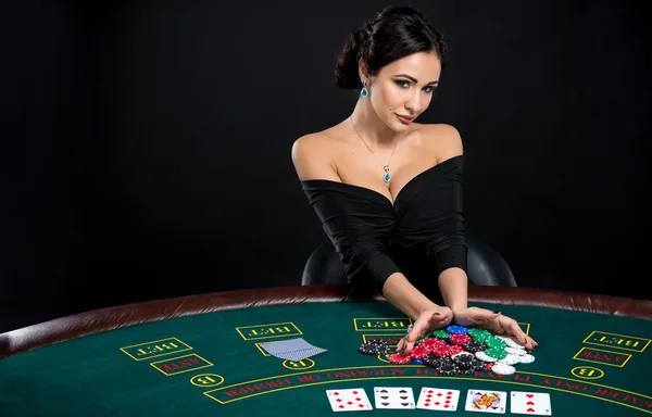 Sexy Frau mit Pokerkarten und Chips — Stockfoto