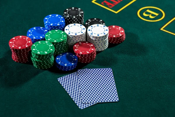 Poker oynamak. Yongaları ve kartları — Stok fotoğraf