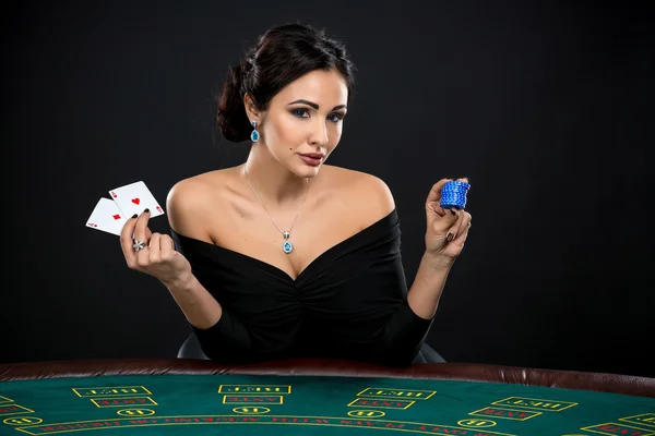 Сексуальная женщина с покерными картами и фишками — стоковое фото