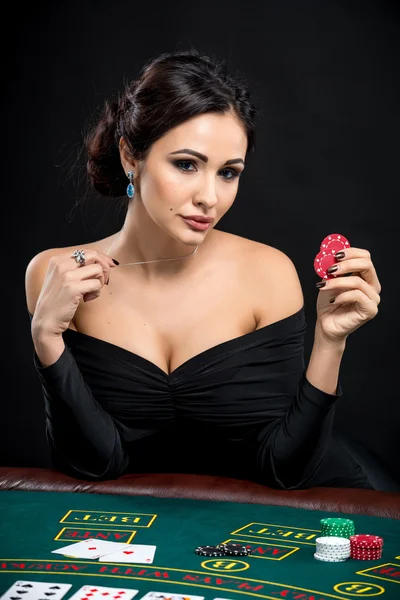 Sexy žena s poker karty a čipy — Stock fotografie