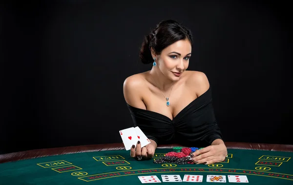 Mulher sexy com cartões de poker — Fotografia de Stock