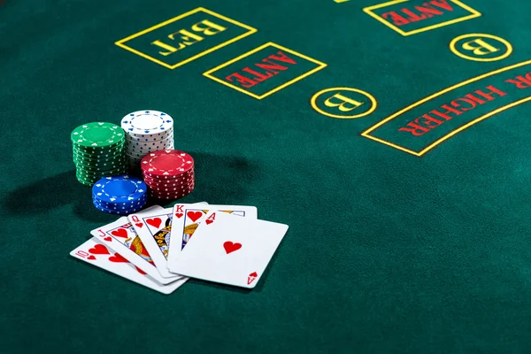Poker spelen. Chips en kaarten — Stockfoto