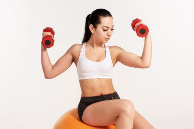Fitball üzerinde egzersiz dumbbells ile genç güzel sporcumuz