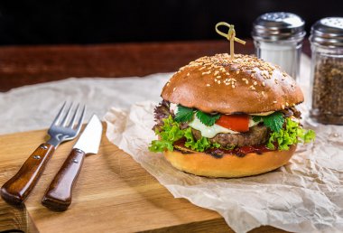 Tahta masada ev yapımı hamburger.