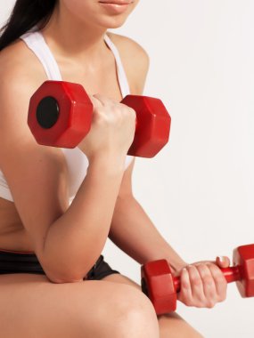 Genç sporcumuz dumbbells ile fitness egzersiz yaparak