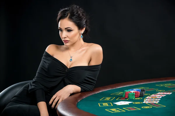 Sexy Frau mit Pokerkarten und Chips — Stockfoto