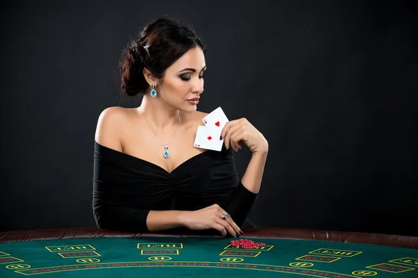 Seksi kadın poker kartları ve patates kızartması ile — Stok fotoğraf