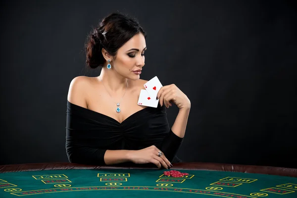 Mulher sexy com cartões de poker e fichas — Fotografia de Stock