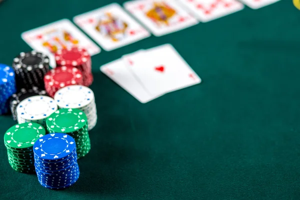 Jocul de poker. Chips și carduri — Fotografie, imagine de stoc