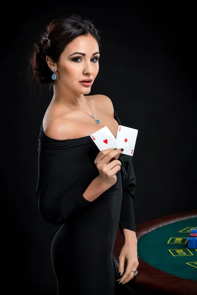 Sexy žena s poker karty a čipy — Stock fotografie