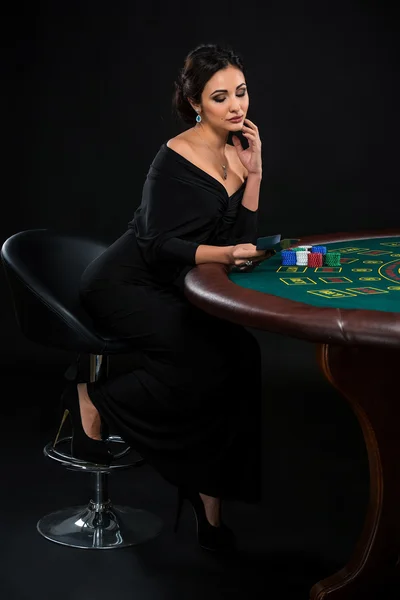 Seksi kadın poker kartları ve patates kızartması ile — Stok fotoğraf