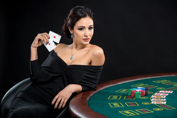 Mulher sexy com cartões de poker e fichas — Fotografia de Stock