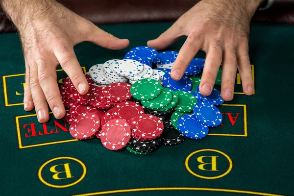 Giocare a poker. Patatine e carte — Foto Stock