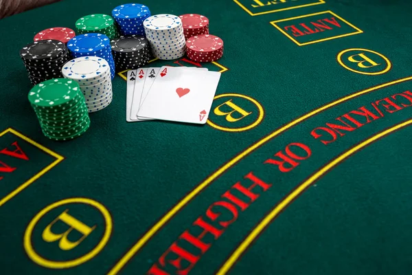 Pokerspiel. Chips und Karten — Stockfoto