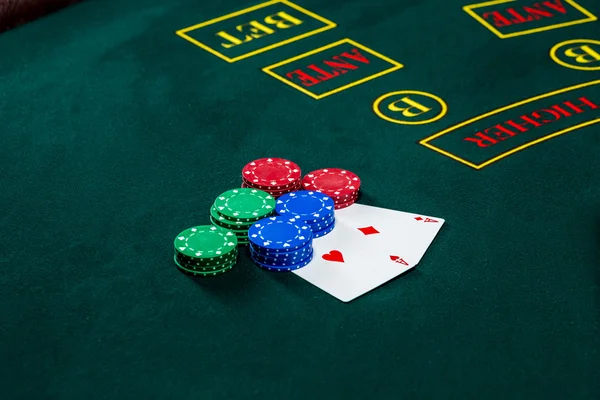 Jocul de poker. Chips și carduri — Fotografie, imagine de stoc