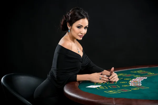 Mulher sexy com cartões de poker e fichas — Fotografia de Stock