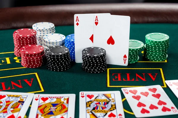 Poker oynamak. Yongaları ve kartları — Stok fotoğraf