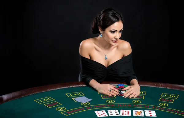 Mulher sexy com cartões de poker e fichas — Fotografia de Stock