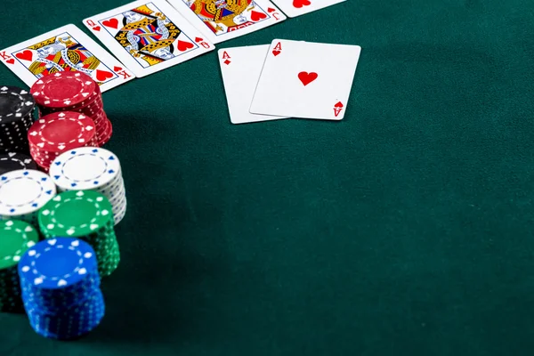 Jocul de poker. Chips și carduri — Fotografie, imagine de stoc