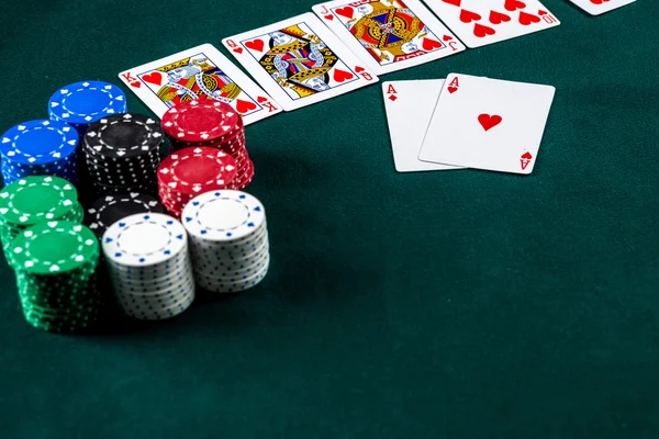 Jocul de poker. Chips și carduri — Fotografie, imagine de stoc